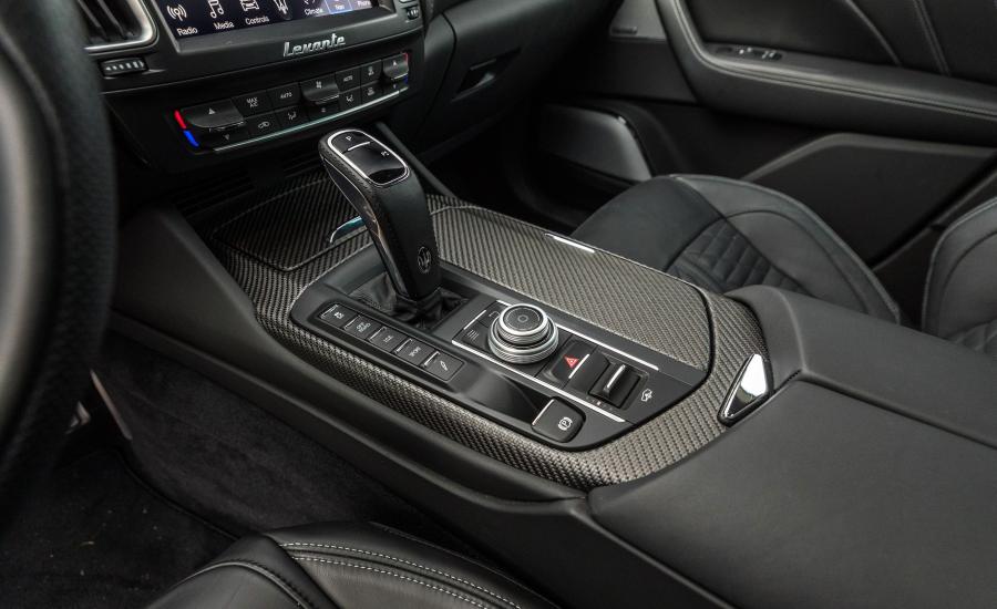 Детали интерьера Maserati Levante GTS 2018 года  (NA) (фото 35 из 40)